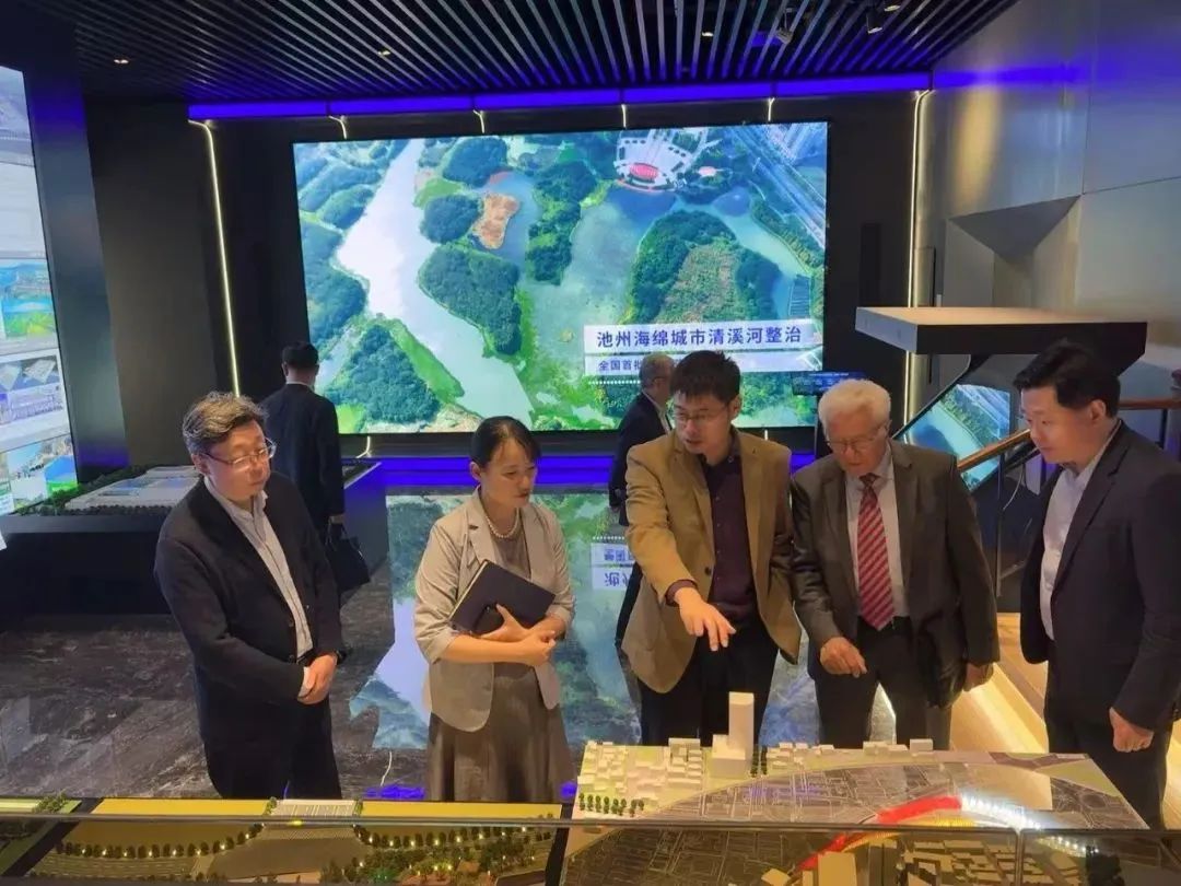 多曼教授攜汩鴻環(huán)保，與上?？萍嘉瘜＜已杏懞＞d城市建設(shè)和排水系統(tǒng)優(yōu)化建設(shè)新路徑(圖3)